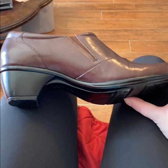 Brown clarks clog style bootie w/ zipper size 9.5 - Picture 4 of 10